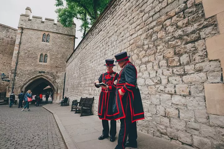 VIP Tower of London and Crown Jewels Tour with Private Beefeater Me...