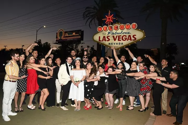 Open Bar Party Bus Nightclub Crawl in Las Vegas