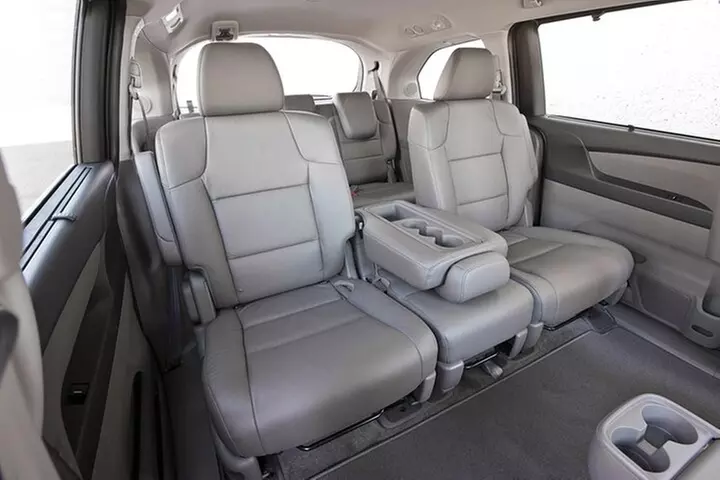 Honolulu Airport & Waikiki Hotels Private Transfer by Minivan (up t...