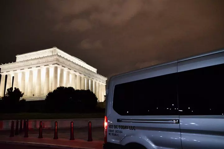 Small Group National Mall Night Tour with 10 Top Attractions