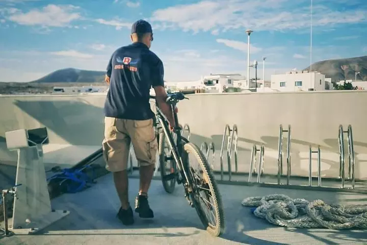 Lanzarote: billete de barco ida y vuelta a La Graciosa con wifi