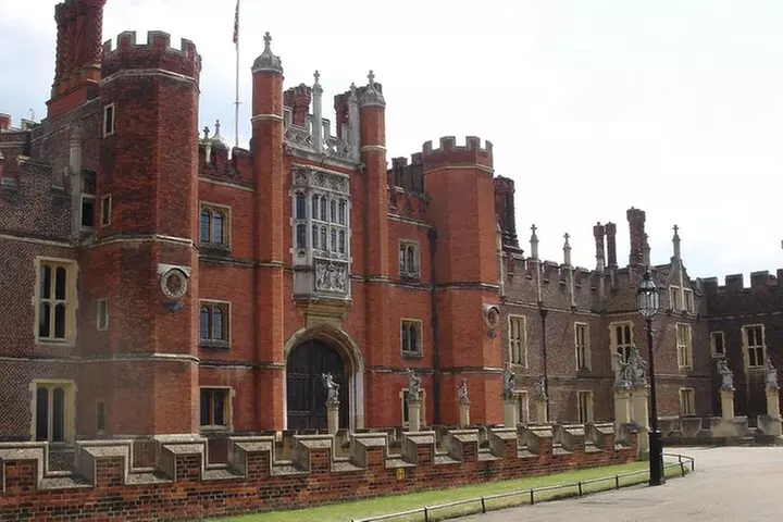 Private tour with an accredited expert guide Hampton Court Palace