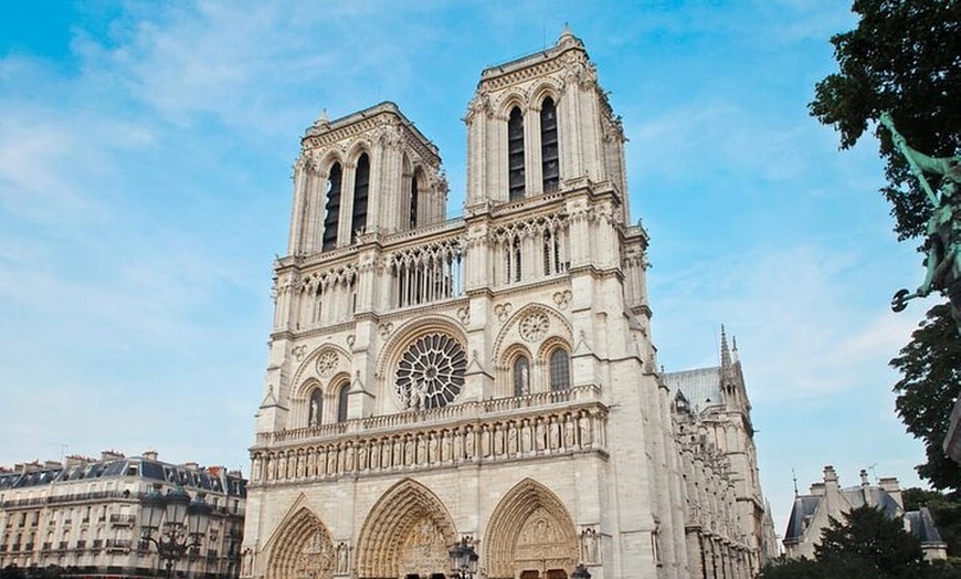 Image 1: Paris: Visite guidée extérieure de la cathédrale Notre-Dame