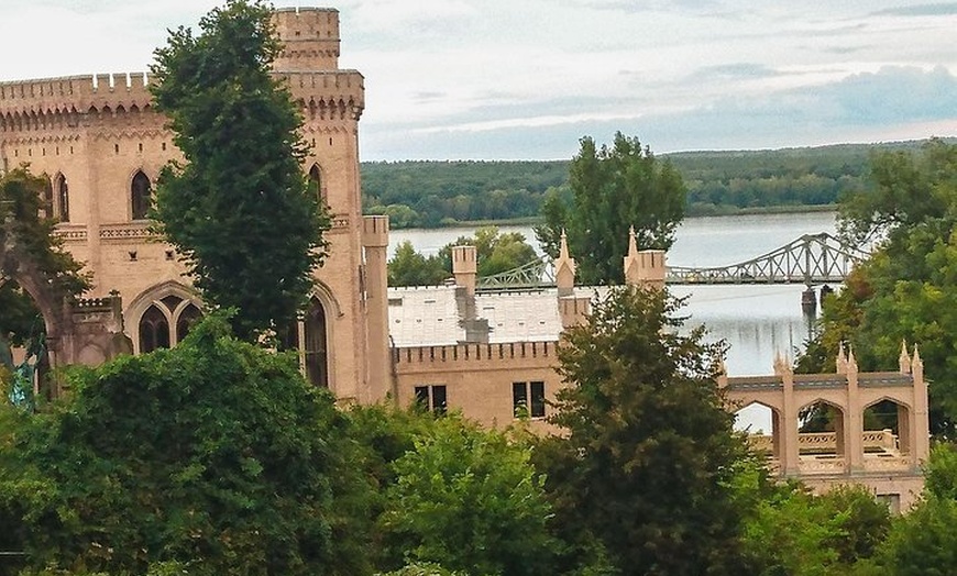 Image 4: Potsdam Highlights - Private Sightseeing Tour im Kleinbus