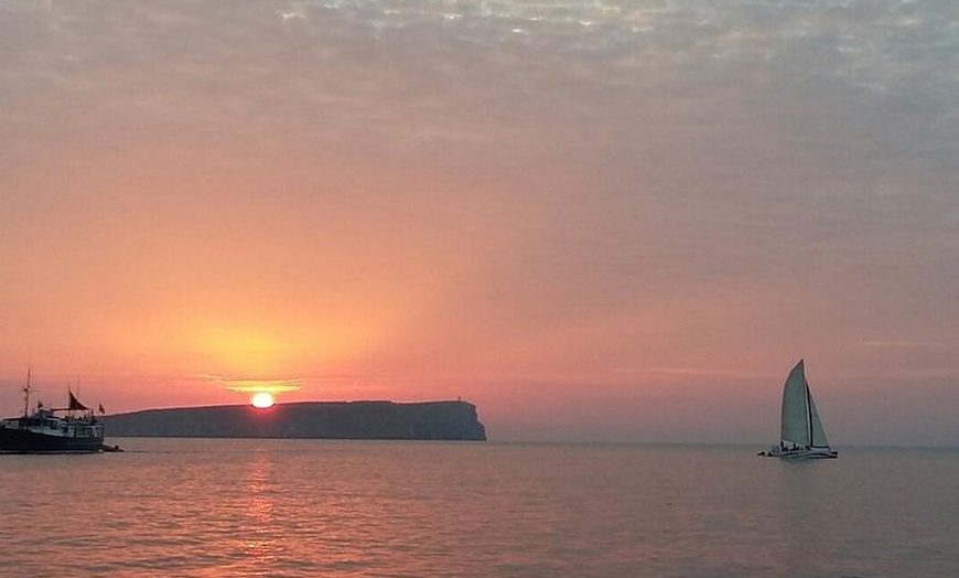 Image 6: Viaje en catamarán al atardecer en Menorca