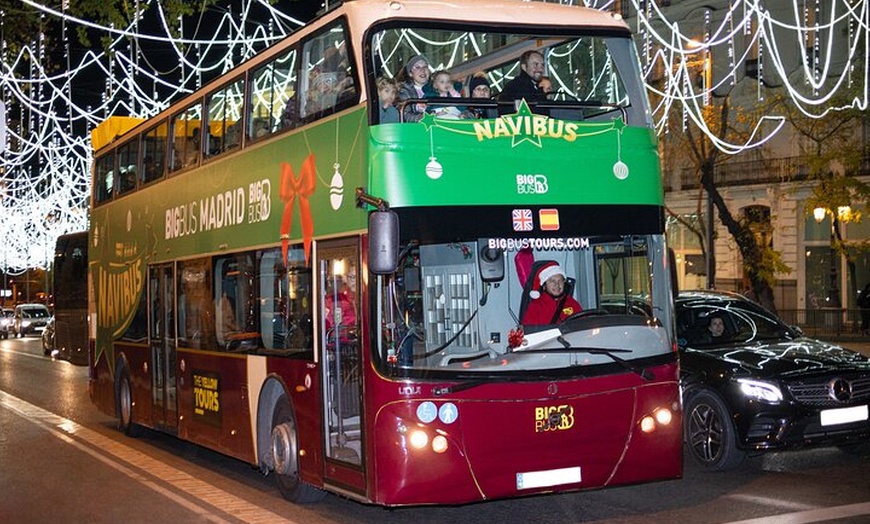 Image 9: Madrid: Visita guiada en vivo de las luces de Navidad de Navibus en...