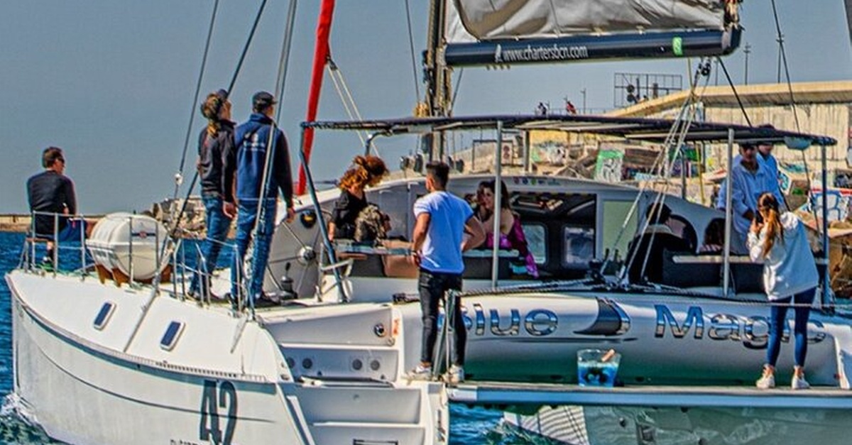 Paseo compartido en catamarán por Barcelona