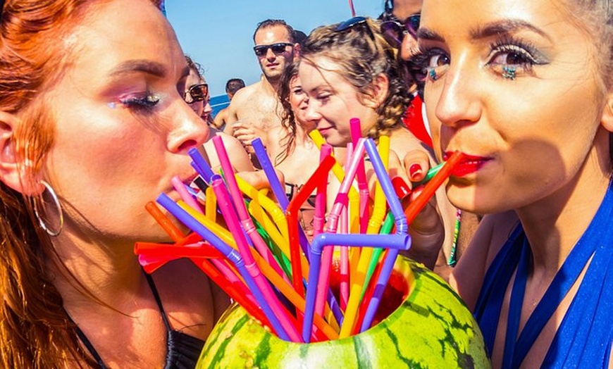 Image 17: Fiesta en barco Oceanbeat en Ibiza con todo incluido