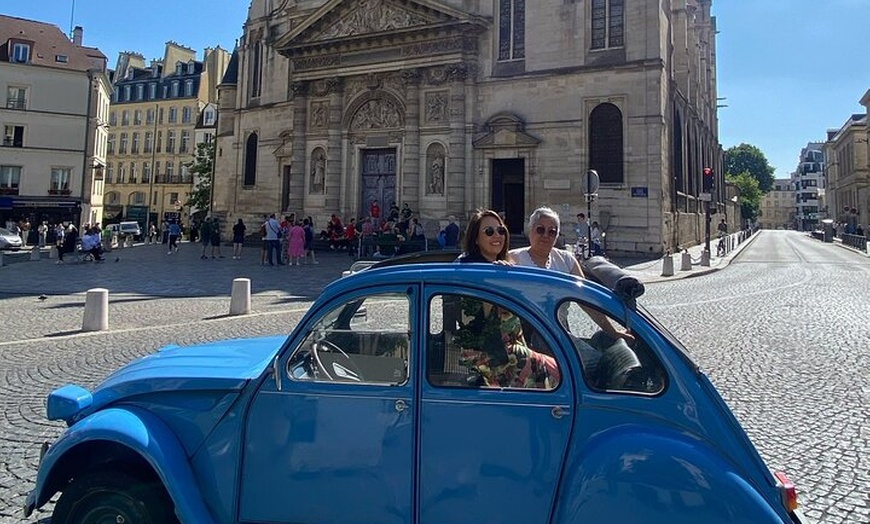 Image 12: Découvrez Paris avec style à bord d'une voiture vintage française c...
