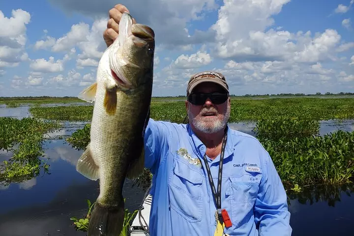 Private Pontoon Fishing Charter on Lake Tohopekaliga in FL