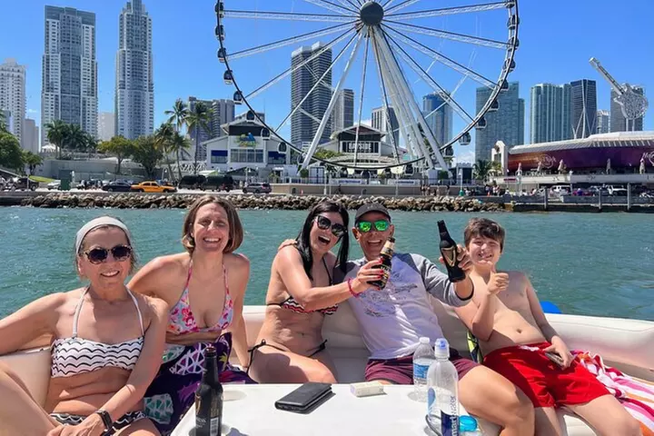 Miami Beach Luxury Yacht Adventure: Explore Stunning Coastline