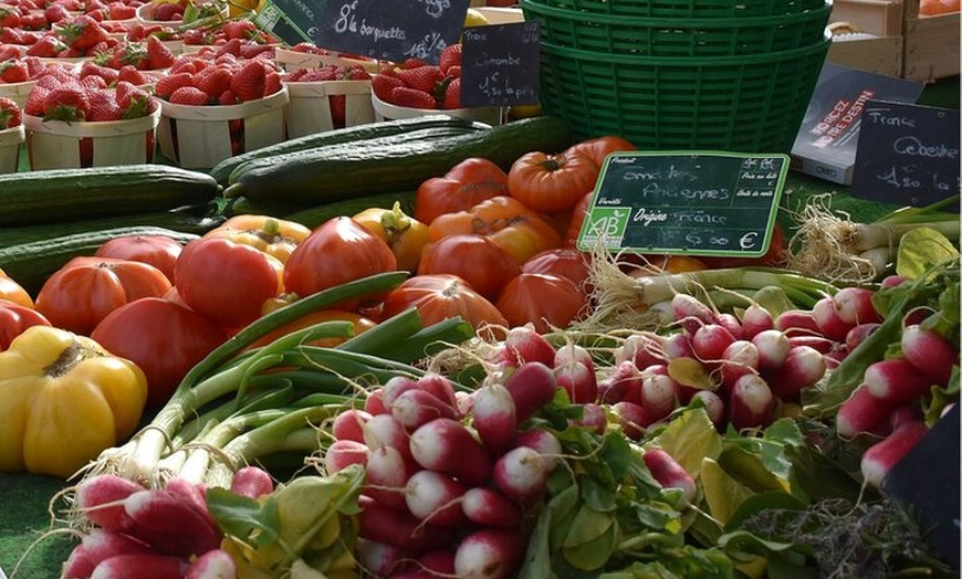 Image 1: Tour gourmand guidé du marché de Saint-Tropez