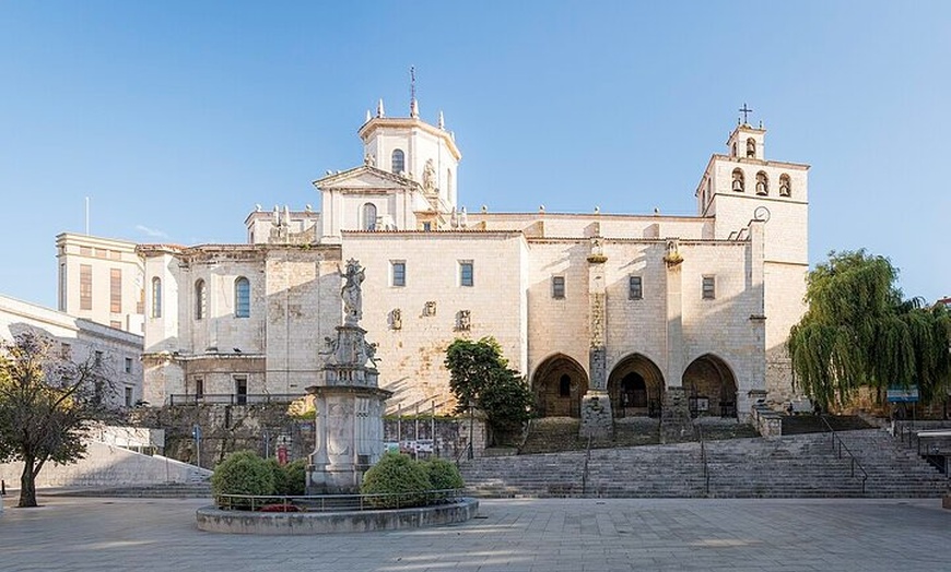 Image 2: Visita Exclusiva a Santander con Catedral y Centro Botín