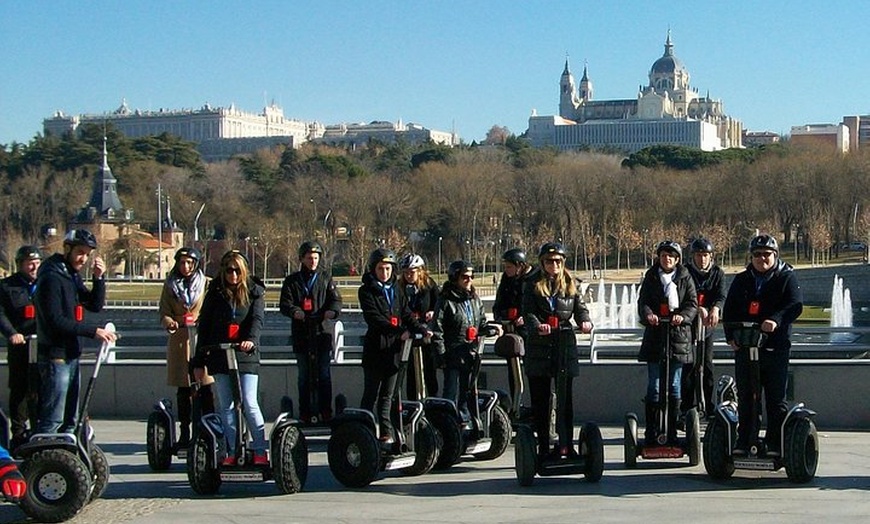 Image 10: Lugares destacados de Madrid: Recorrido guiado en segway con duraci...