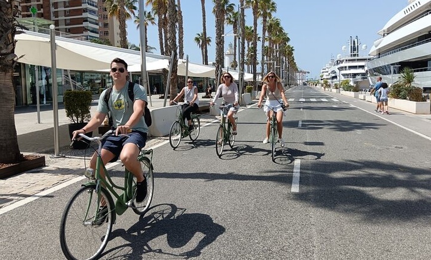 Image 9: Tour en bicicleta por Málaga: arte callejero, centro de la ciudad, ...