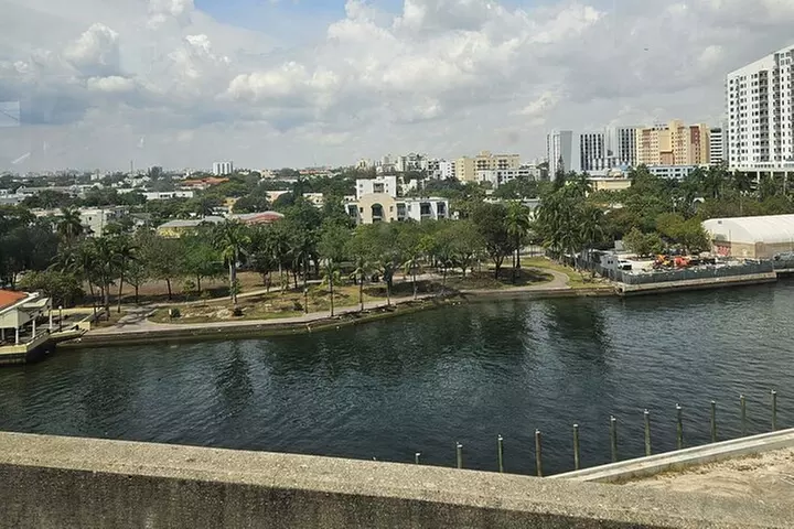 Miami : Bus, Boat & Walking Tour the Ultimate City Discovery