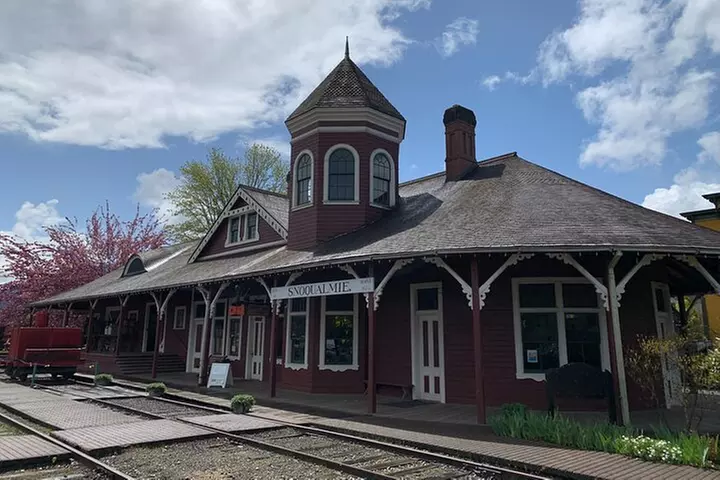 Guided forest hike to Seattle waterfalls incl. Snoqualmie Falls