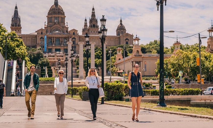 Image 5: Visita guiada a pie por la ciudad de Barcelona con teleférico y pas...