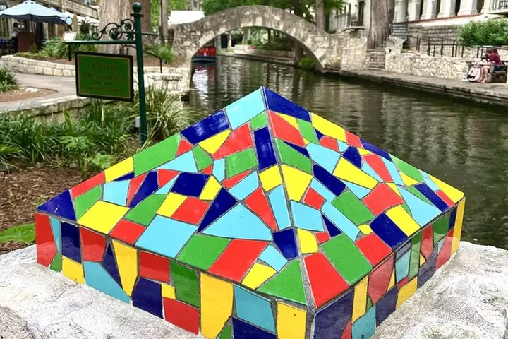 Walking Tour Along the San Antonio Riverwalk And Around Downtown