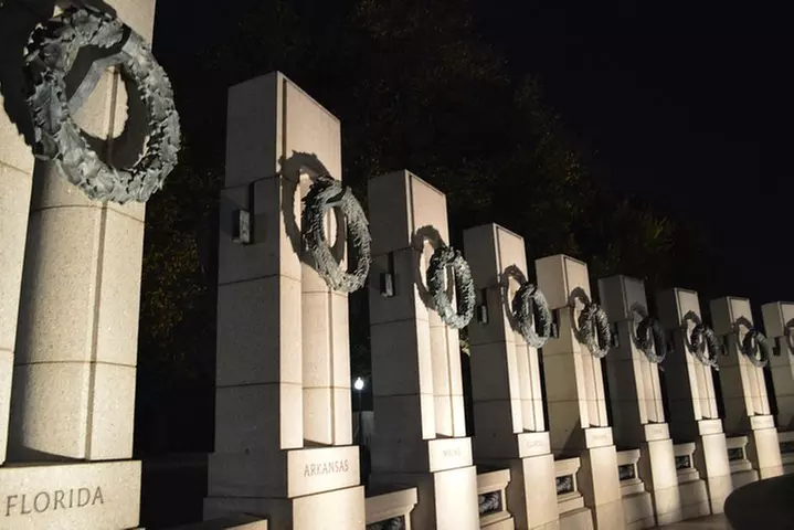 Small Group National Mall Night Tour with 10 Top Attractions