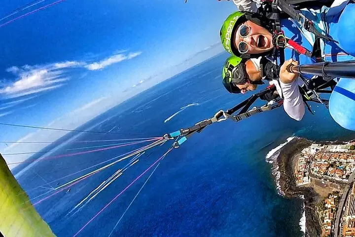 Vuelo en parapente GOLD incluyendo videos / fotos, camiseta y una b...