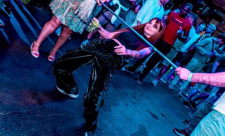 Image 4: Berlin : Silvester Pub Crawl mit 2 Stunden Open Bar