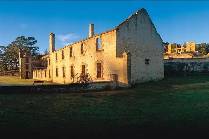 Tasman Island Cruises and Port Arthur Historic Site Day Tour from H...