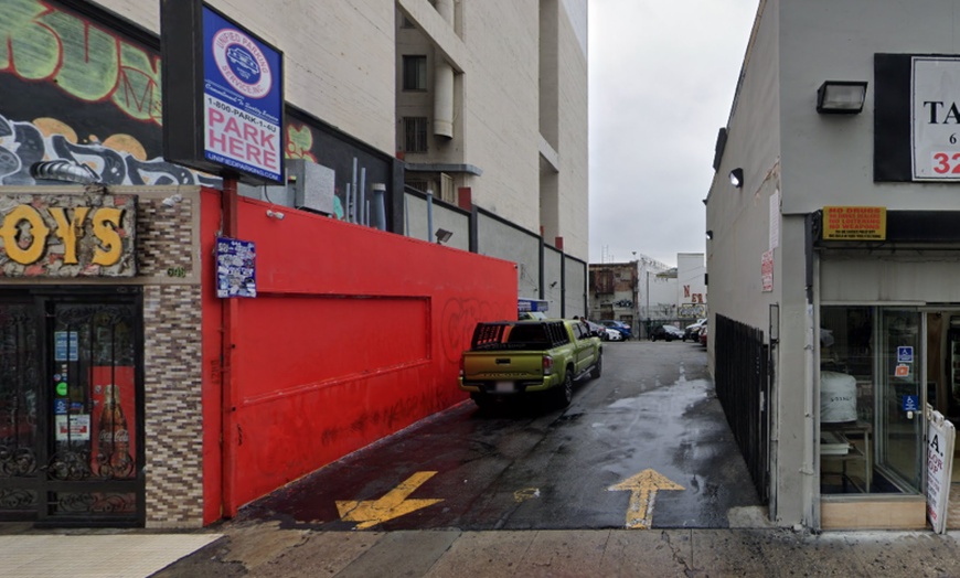 Image 3: Parking at 644 S. Main St. Lot