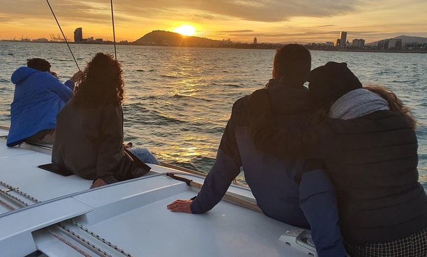 Image 8: Experiencia de navegación a vela al atardecer en velero compartido ...