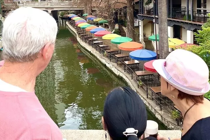 Walking Tour Along the San Antonio Riverwalk And Around Downtown