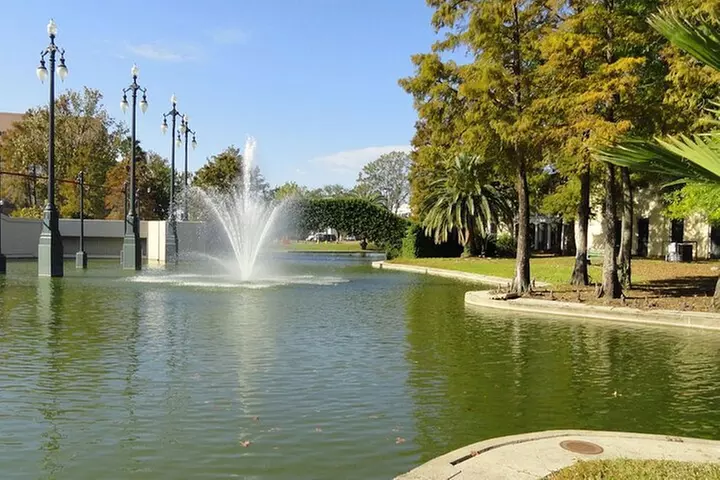 New Orleans City and Cemetery 2-Hour Bus Tour