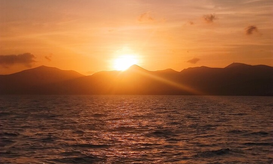 Image 3: Paseo en velero al atardecer con avistamiento de delfines