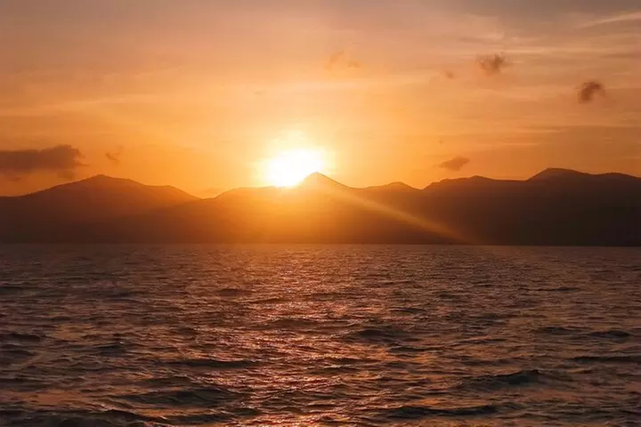 Paseo en velero al atardecer con avistamiento de delfines