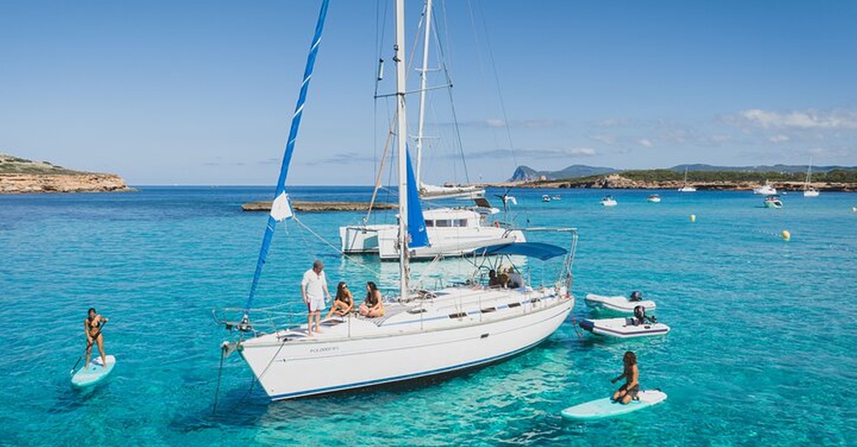 Paseo de medio día en velero privado por las calas de Ibiza