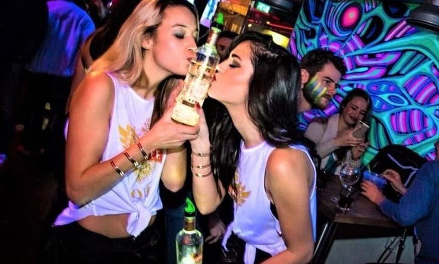 Image 2: Berlin : Silvester Pub Crawl mit 2 Stunden Open Bar