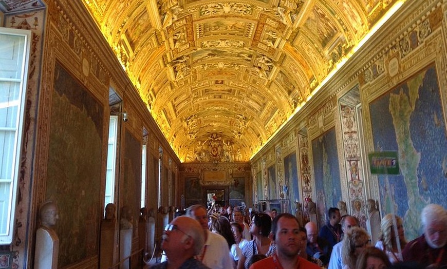 Image 3: Tour privato di Roma - Include guida turistica e ingresso ai Musei ...