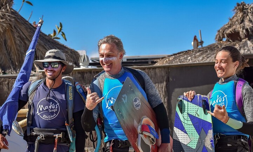 Image 3: Clases de kitesurf en Tarifa - Clases semi-privadas para todos los ...