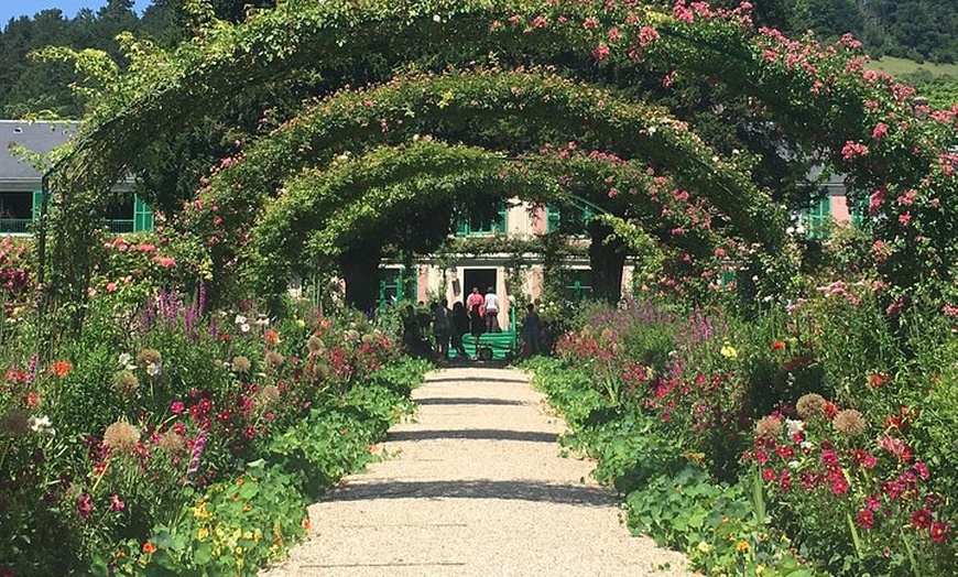 Image 3: Visite guidée privée de Versailles et Giverny avec déjeuner, au dép...