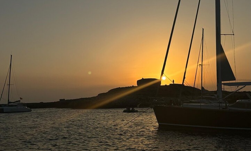 Image 2: Experiencia privada de vela al atardecer desde Cala Galdana