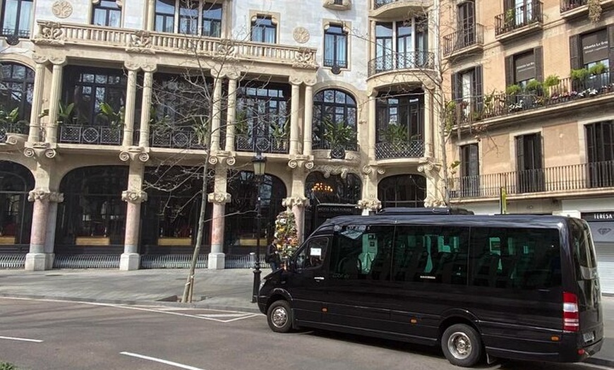 Image 3: Montserrat 5 horas (De 1 a 16 pasajeros)