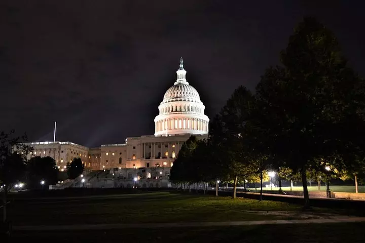 Small Group National Mall Night Tour with 10 Top Attractions