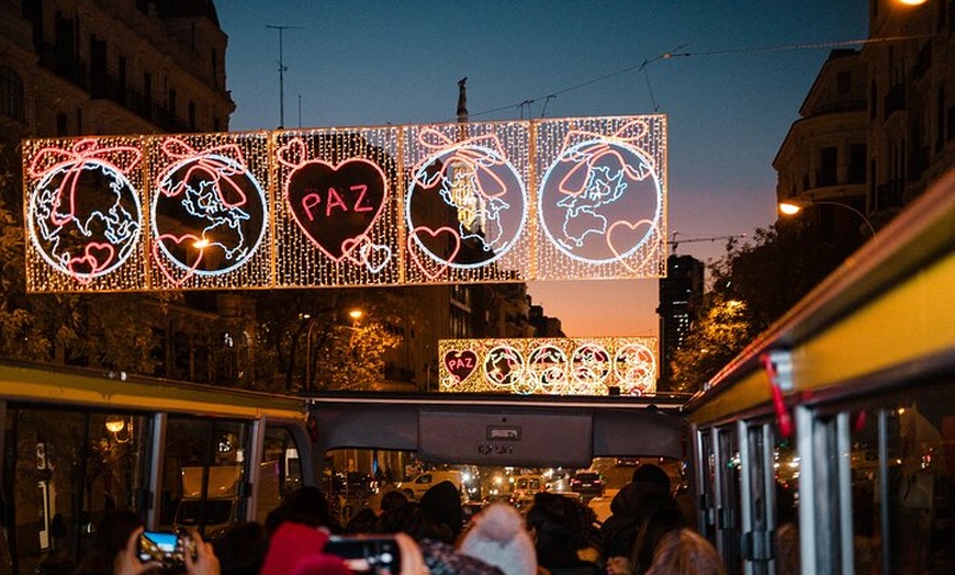 Image 4: Madrid: Visita guiada en vivo de las luces de Navidad de Navibus en...