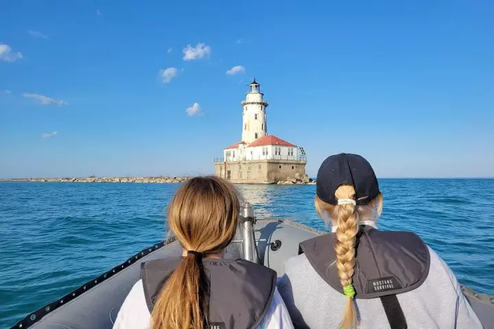 Small-Group Sightseeing Boat Tour in Chicago