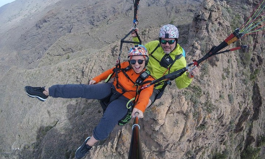 Image 30: Experiencia épica de parapente en Tenerife con el equipo campeón de...