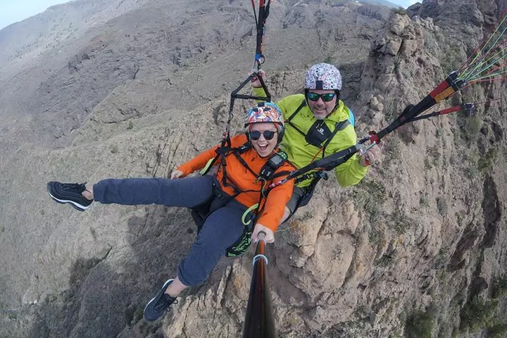 Experiencia épica de parapente en Tenerife con el equipo campeón de...