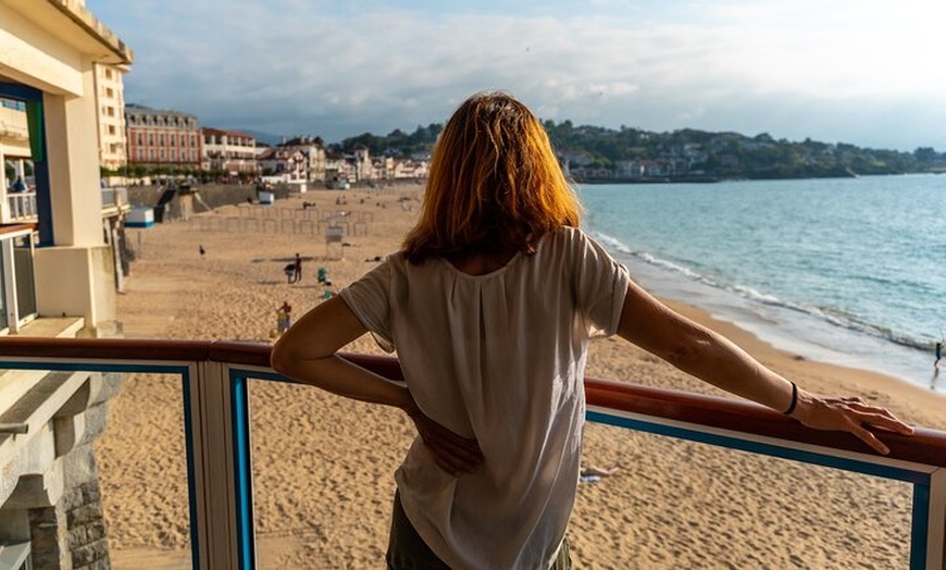 Image 5: Bonjour Biarritz : Private 2 - Heure Intro City Walk avec Guide Local