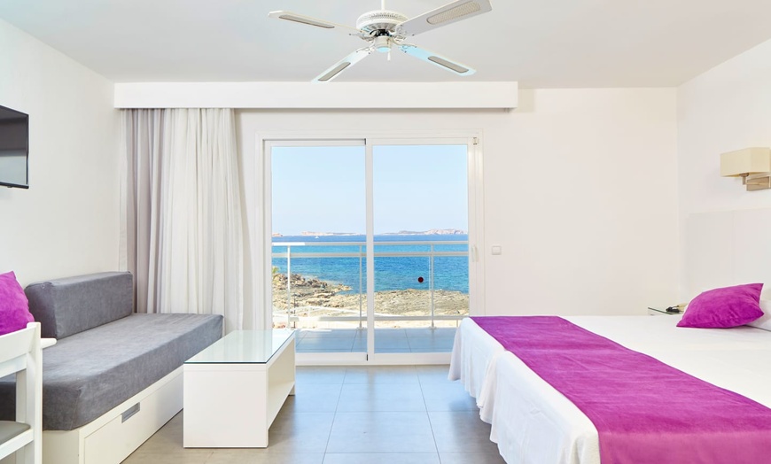 Image 3: ✈ IBIZA | Bahía de Sant Antoni - Aparthotel Nereida 3* - Tout inclus