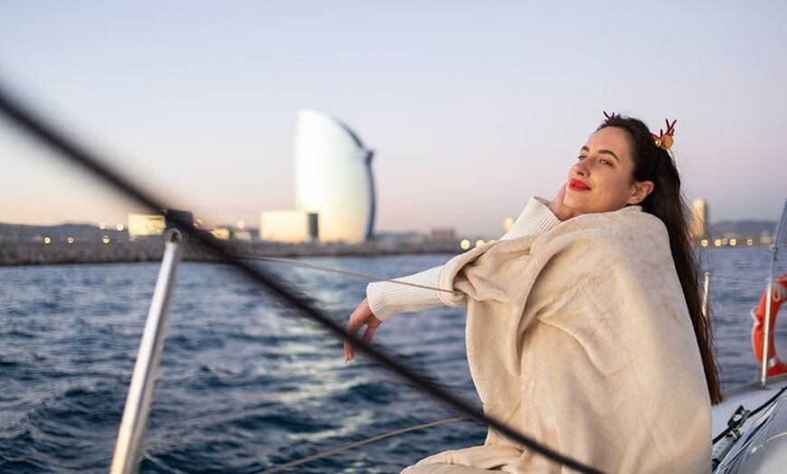 Image 18: Paseo en Velero al Atardecer en Barcelona con Capitán Local