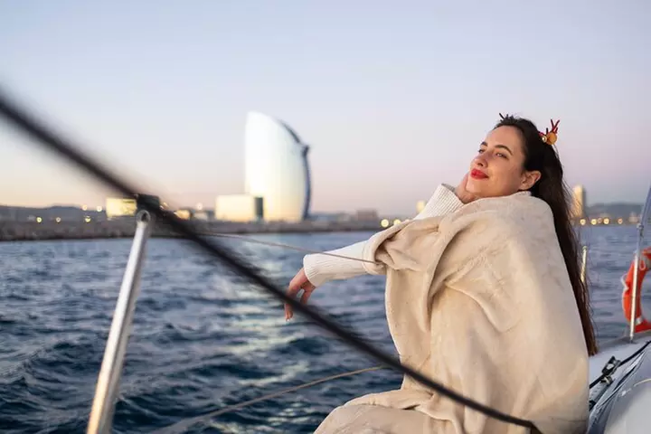 Crucero al atardecer en Barcelona liderado por Young & Local Captain