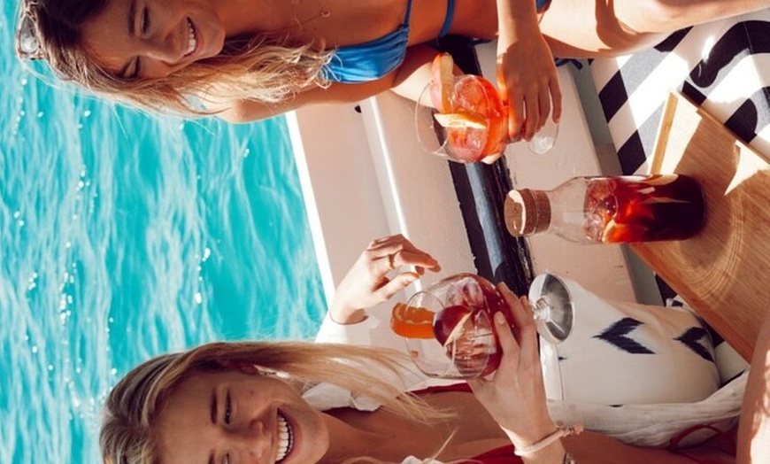 Image 4: Recorrido en Bote por la Bahía de Palma en la mañana con comida